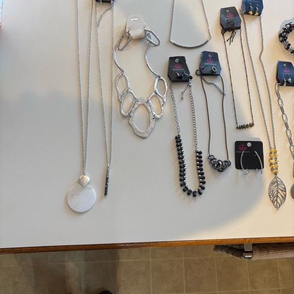 52 pieces! Paparazzi Jewlery Collection - Picture 12 of 16